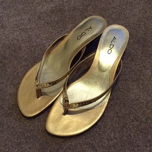 Low heel Gold Aldo sandal
